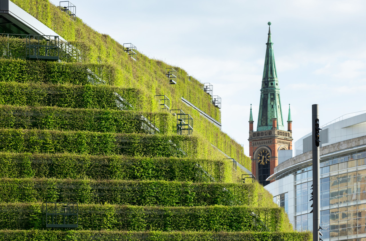 Kö-Bogen II, Düsseldorf – Europas größte Grünfassade © ingenhoven associates / HGEsch