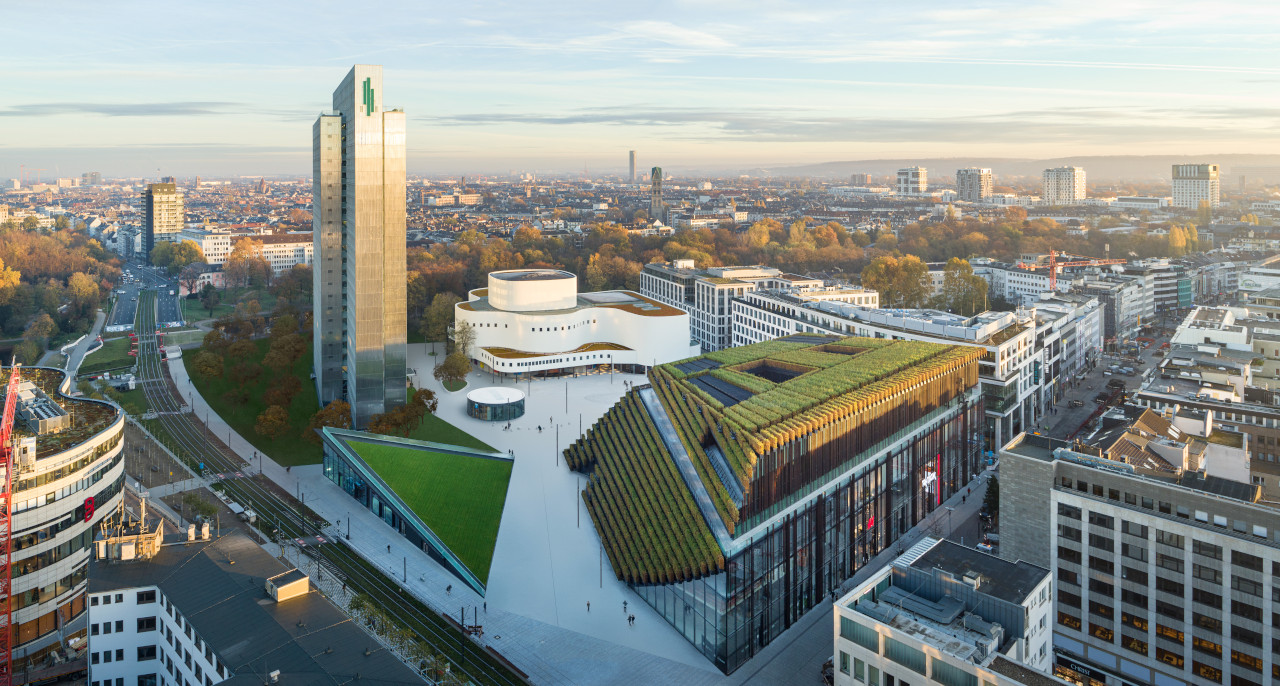 Kö-Bogen II, Düsseldorf – Europas größte Grünfassade © ingenhoven associates / HGEsch