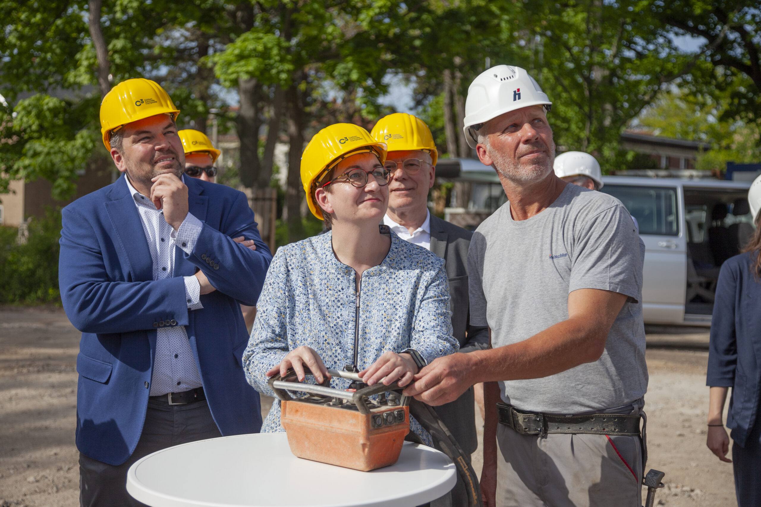 Bundesbauministerin Klara Geywitz legt Grundstein für erstes öffentliches Gebäude mit Carbonbeton Bundesbauministerin Klara Geywitz legt Grundstein für erstes öffentliches Gebäude mit Carbonbeton